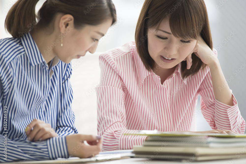 两名女性在办公室工作