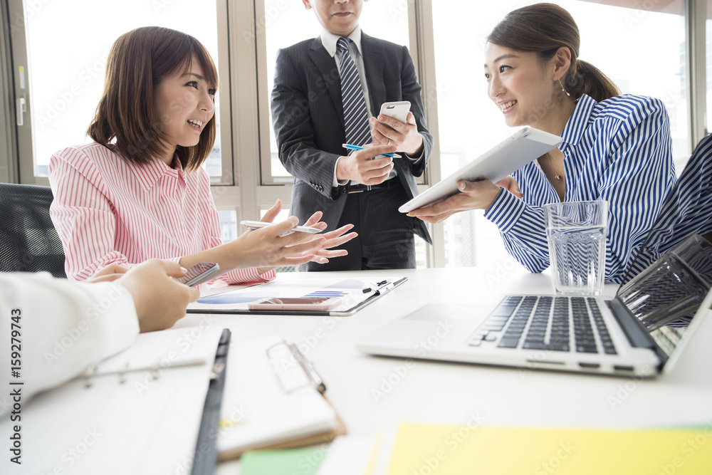 女性有平板电脑需要解释