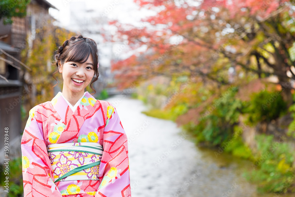 亚洲年轻女子在秋天挥舞和服的肖像