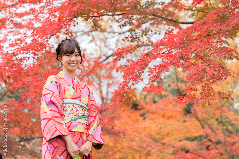 亚洲年轻女子在秋天穿着和服的肖像