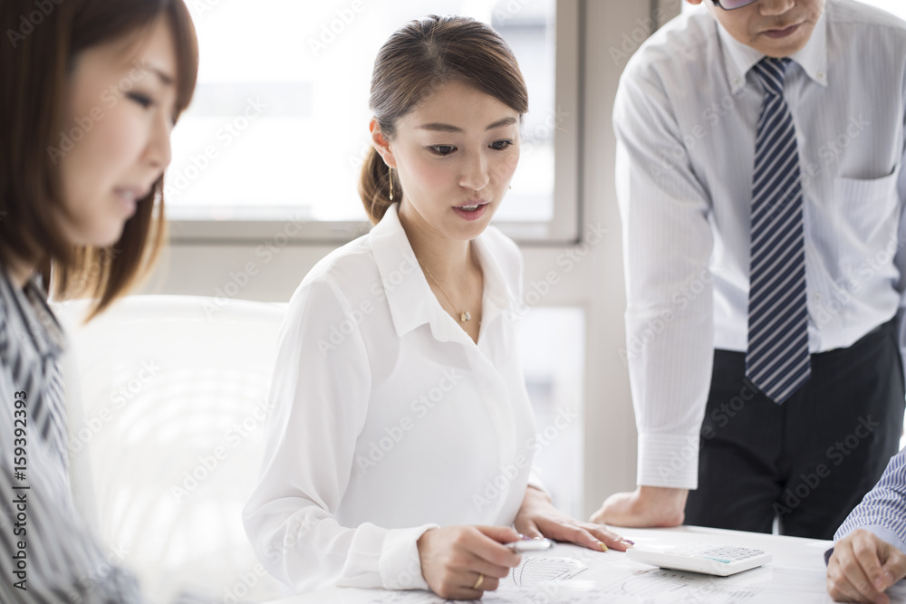 The company employee is meeting while watching the drawing