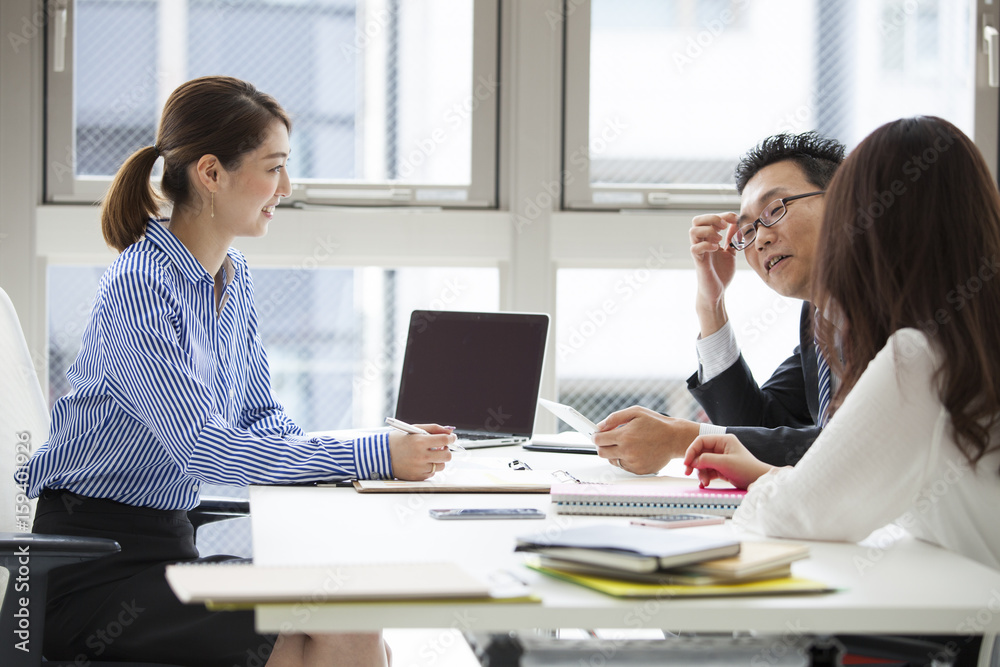 他们正在办公室开会