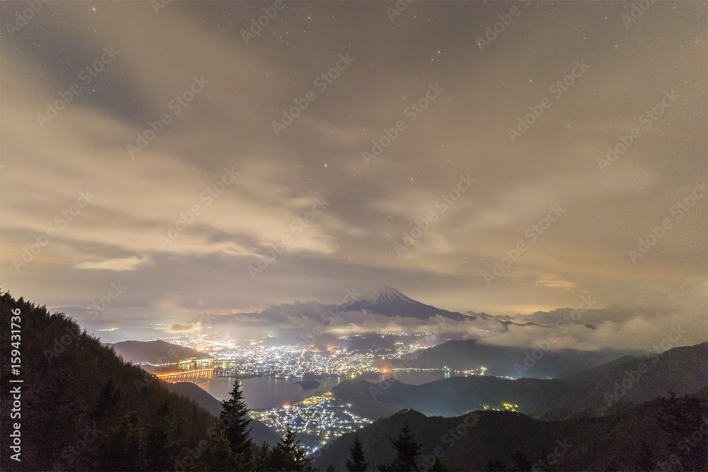 富士山的夜景，多云的天空和河口湖，从新道toge视图看到poi