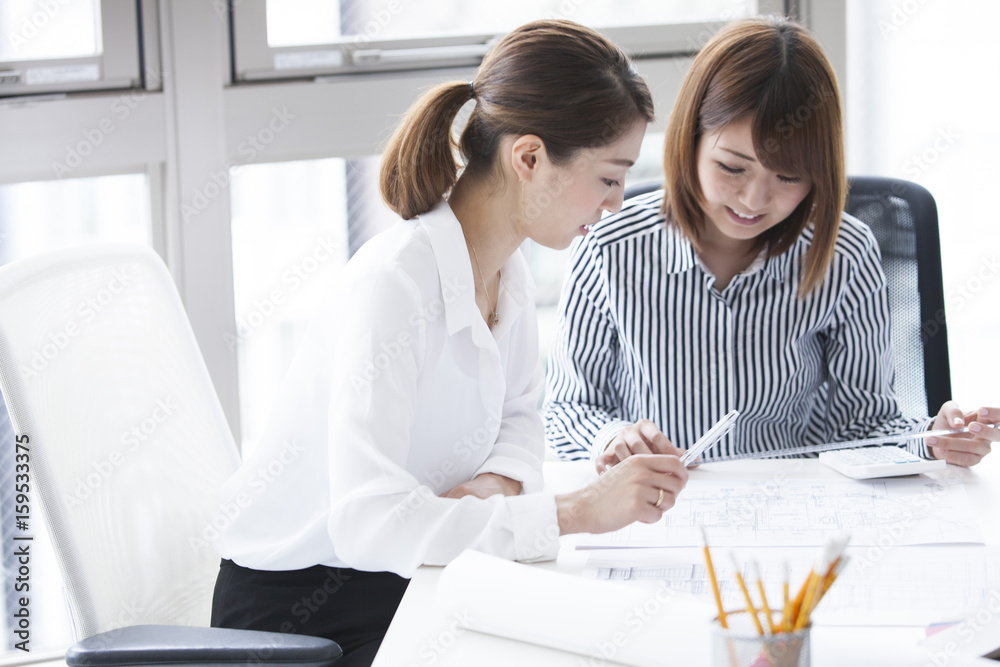 在办公室工作的女性