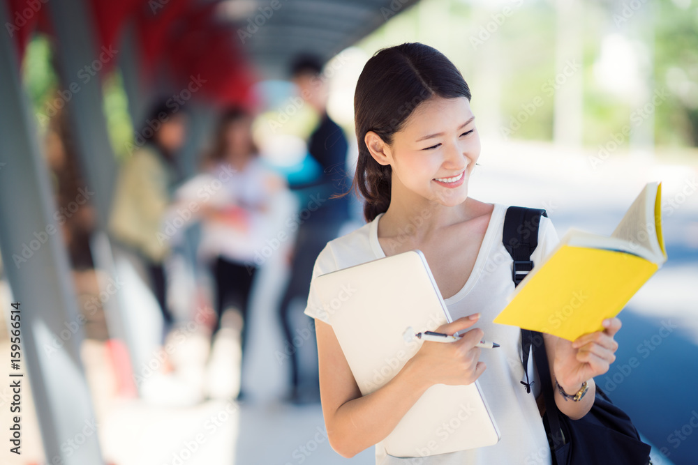 大学里的亚洲女学生走在人行道上