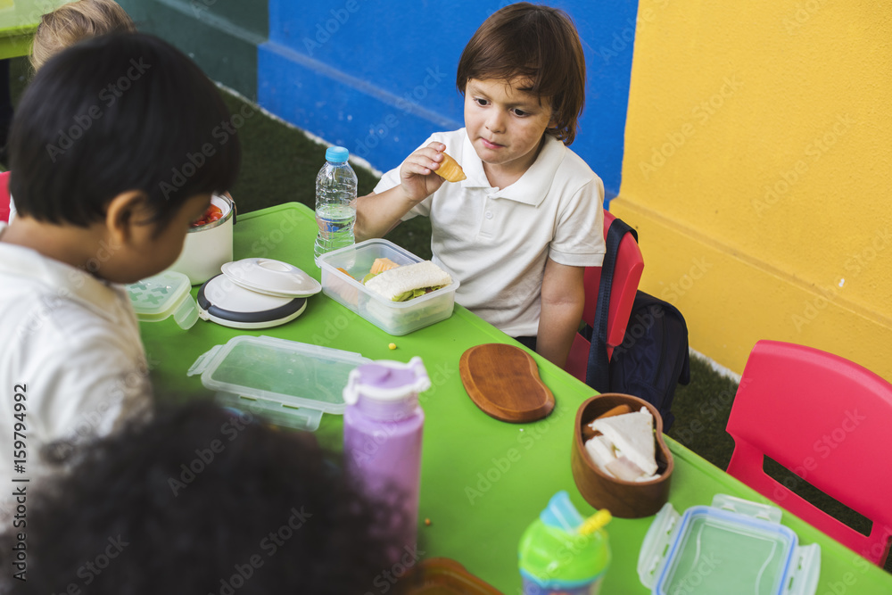 一群幼儿园学生一起吃午饭