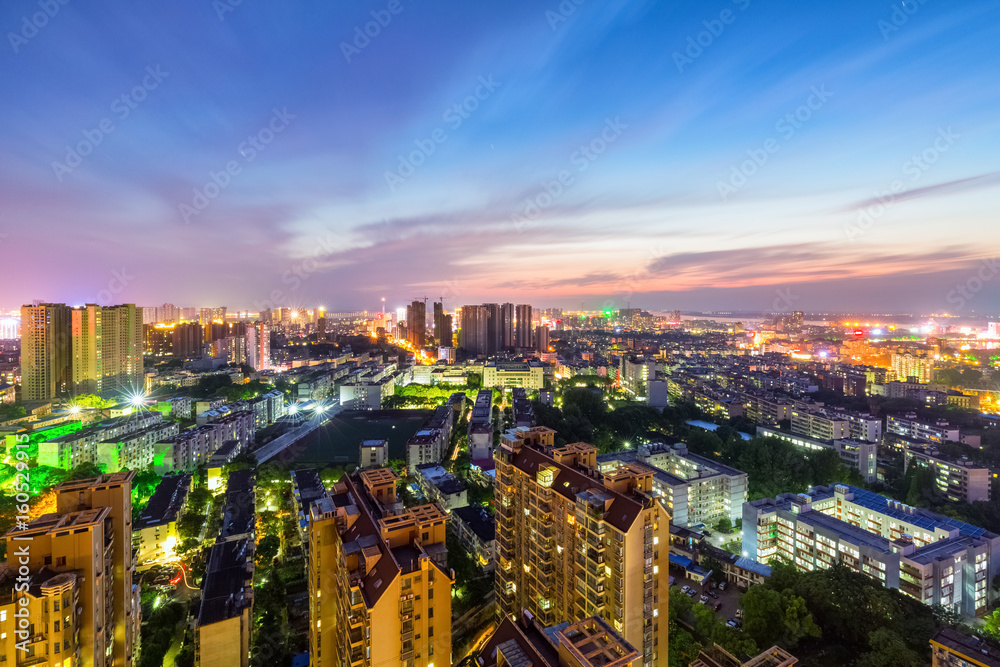 夕阳下的九江城市景观