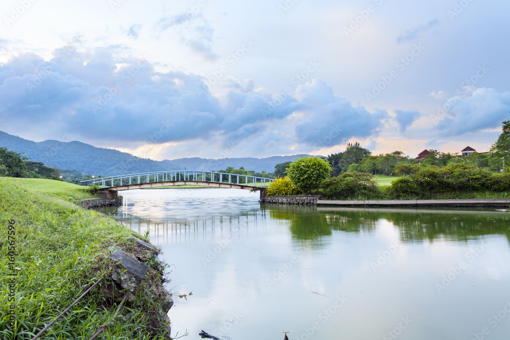 高尔夫球场、绿草地和泻湖中的小桥。