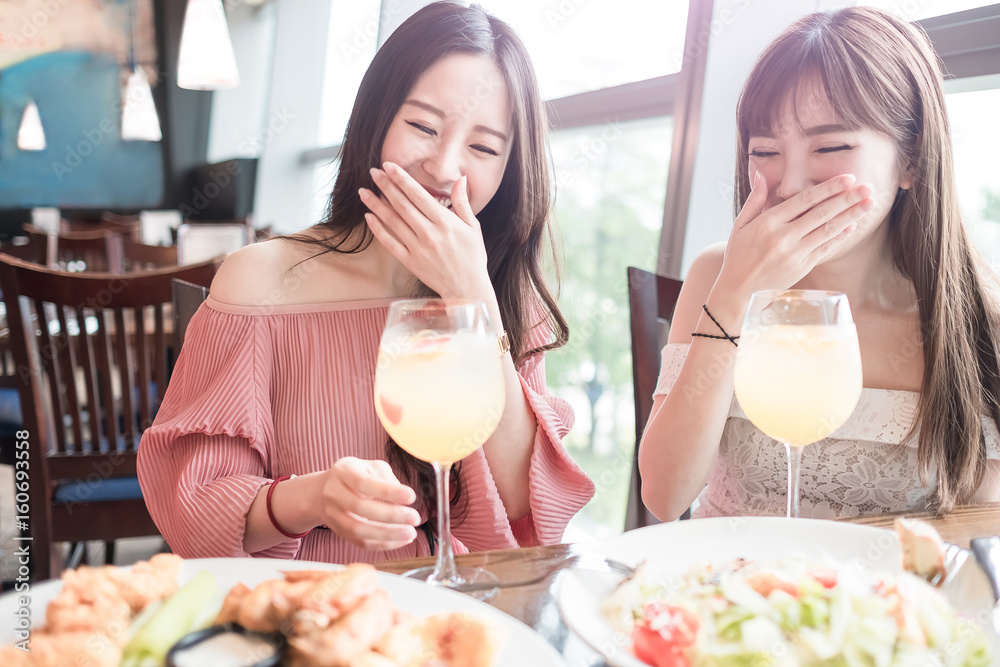 女人在餐厅用餐