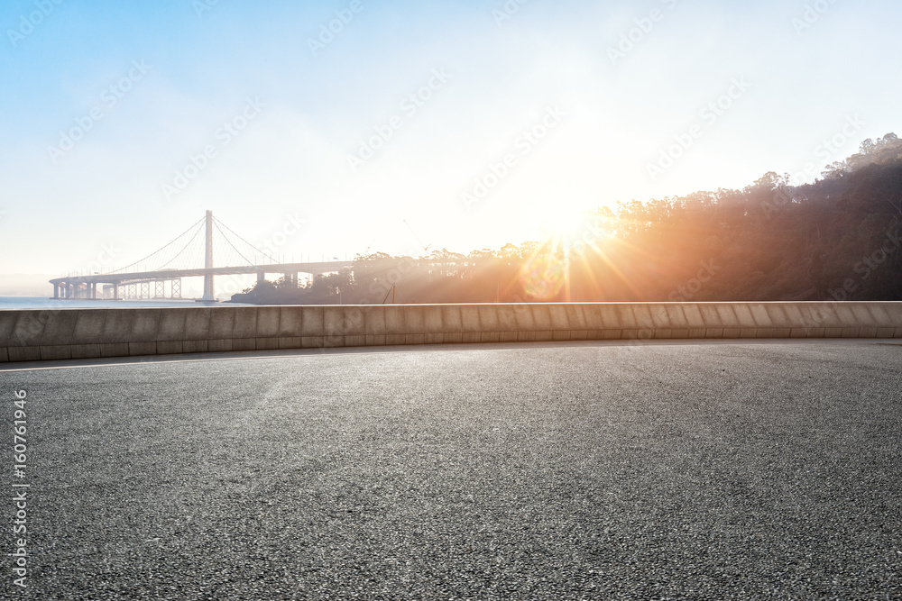 悬索桥附近有阳光的空路