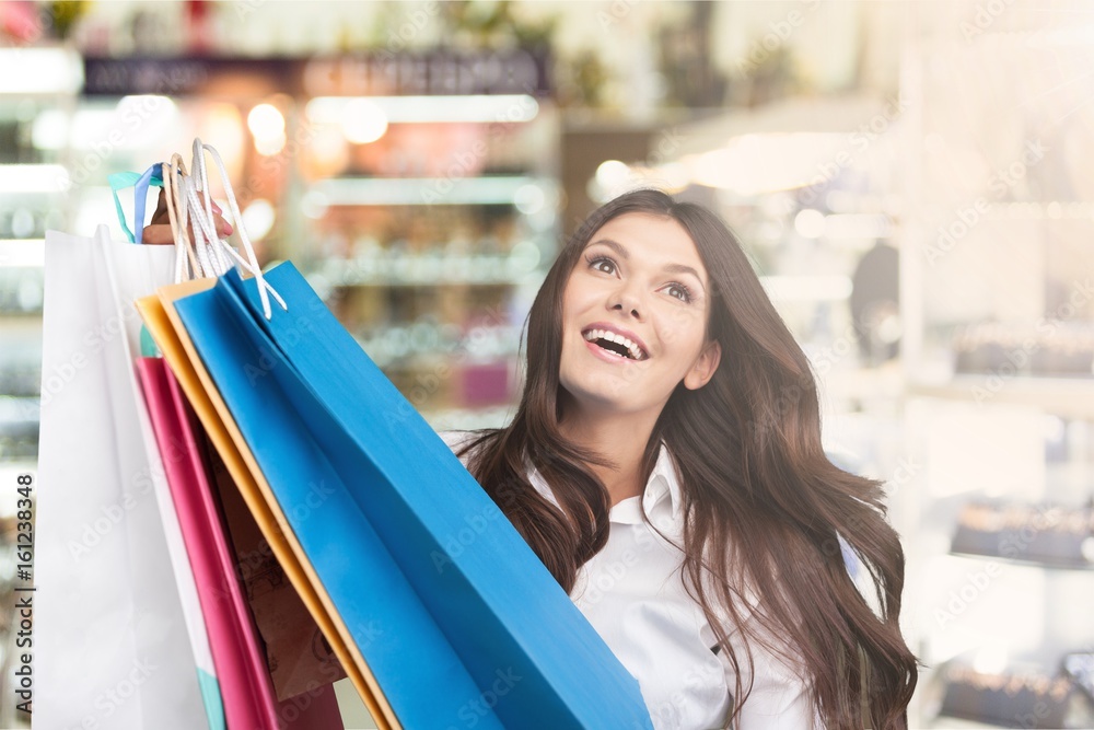 Woman holding shopping bag.