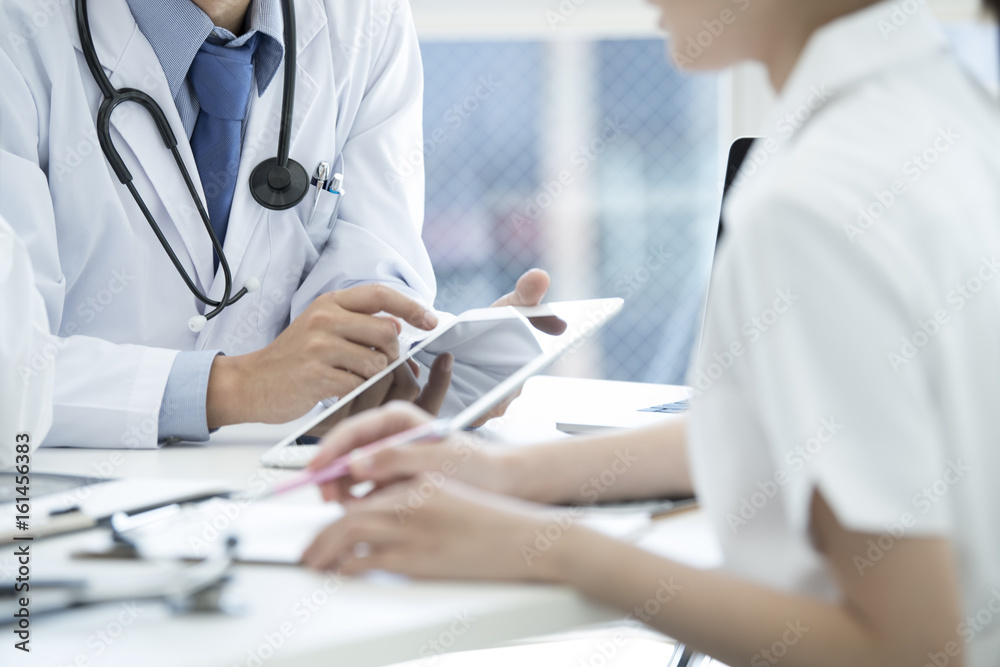 Doctors and nurses are meeting while watching the tablet