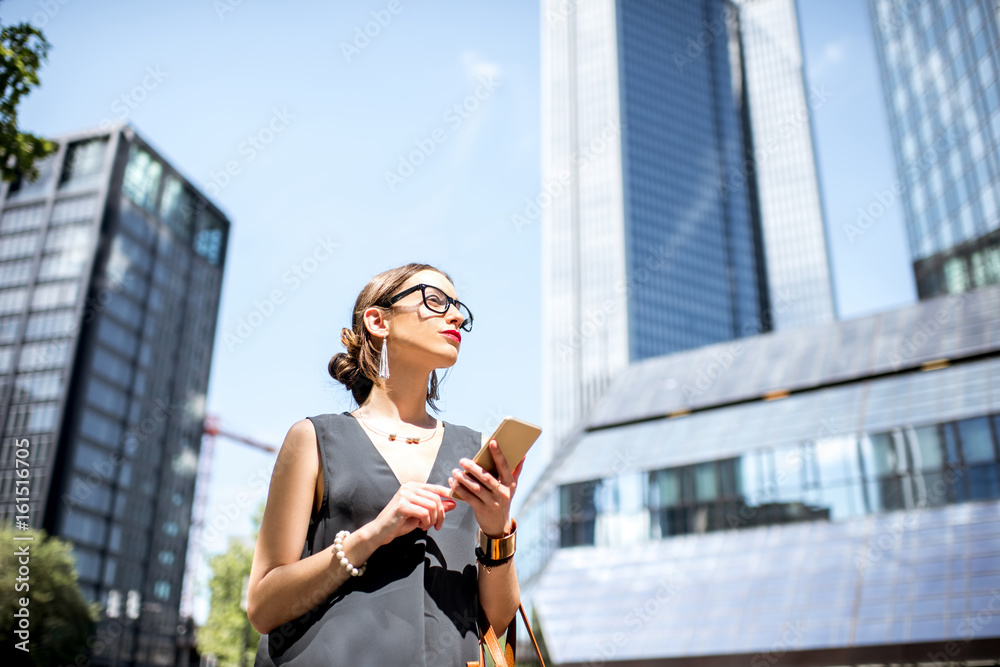 法兰克福现代街区一位拿着手机的女商人的生活方式画像