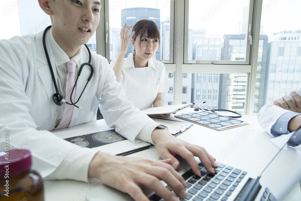 Doctors and nurses are meeting on treatment policy