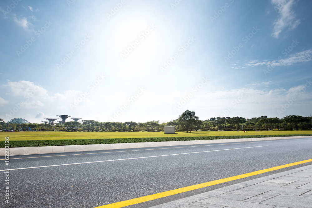 蓝天草原附近的空旷道路