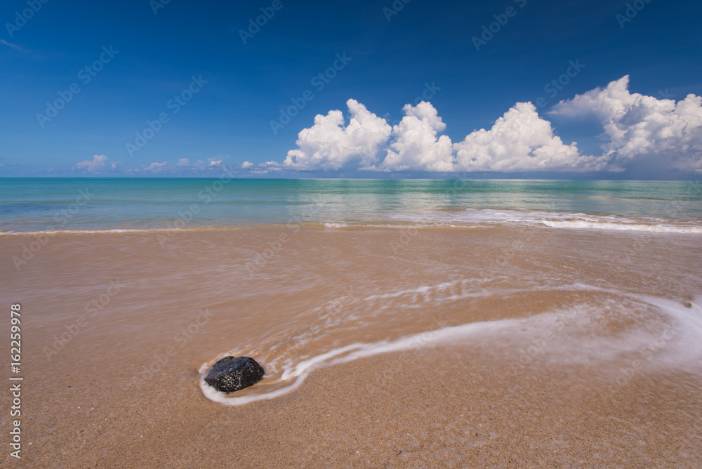 海浪拍打沙滩