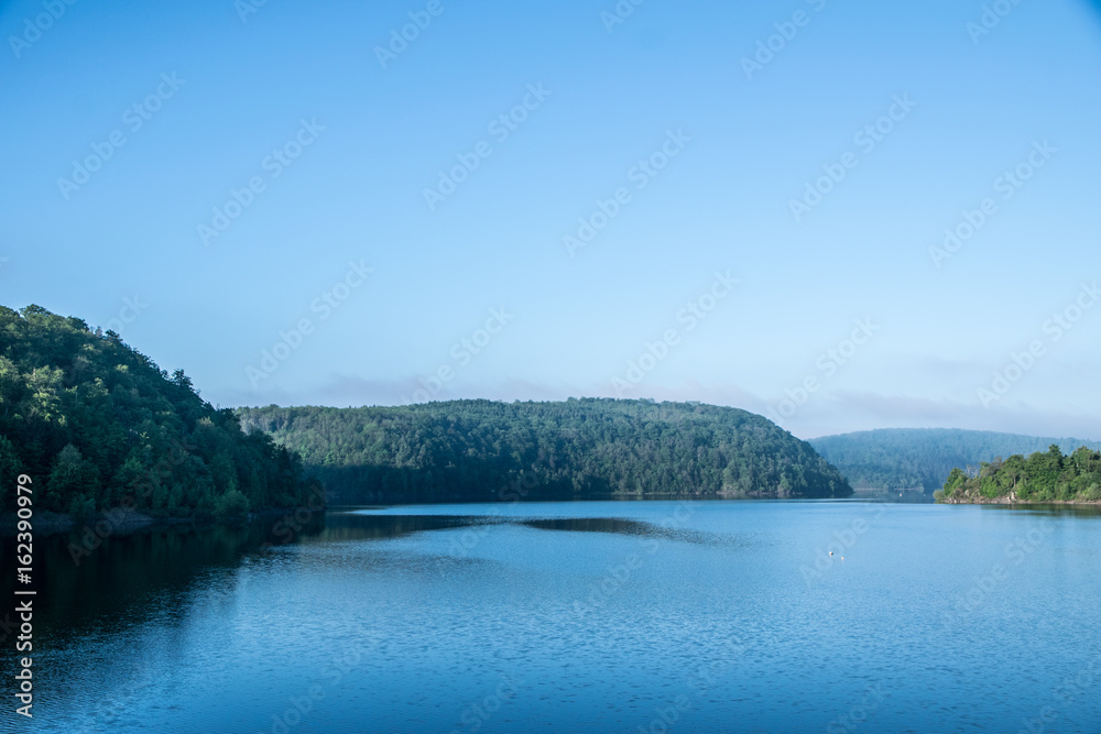 Morgendunst über dem Wasser