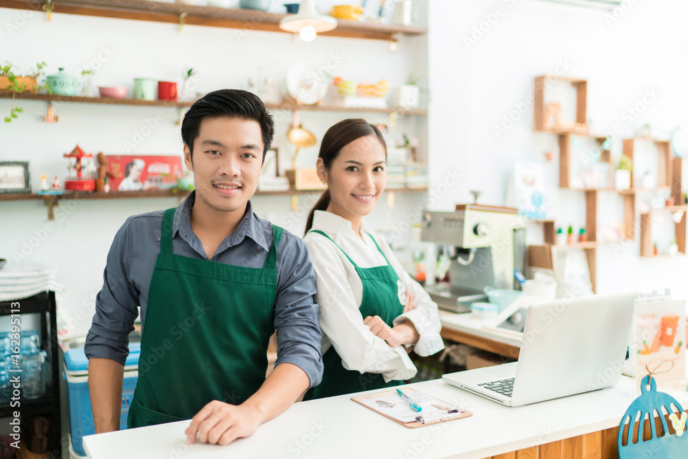 亚洲咖啡师正在他的餐厅煮咖啡。并拥有一家咖啡店