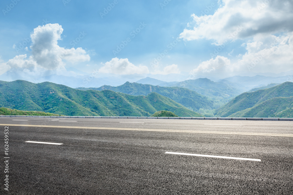 柏油路与山体背景