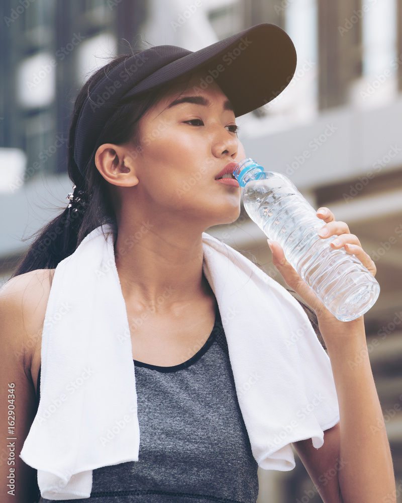 带饮用水瓶的运动女性