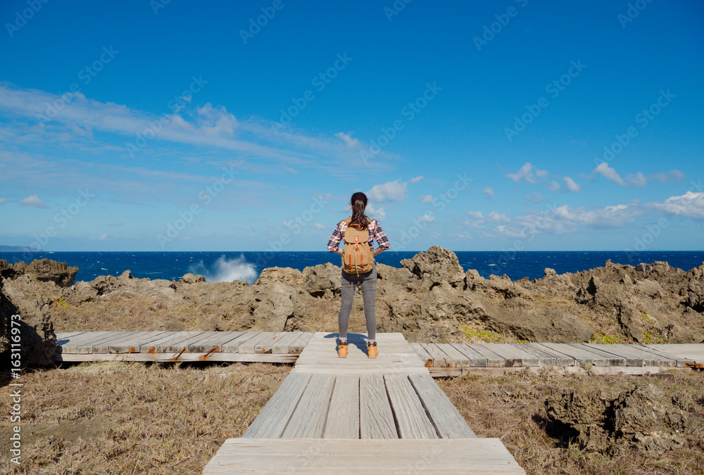 美丽优雅的女性徒步旅行者站在小路上