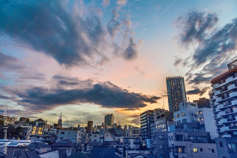 東京の空と高層ビル