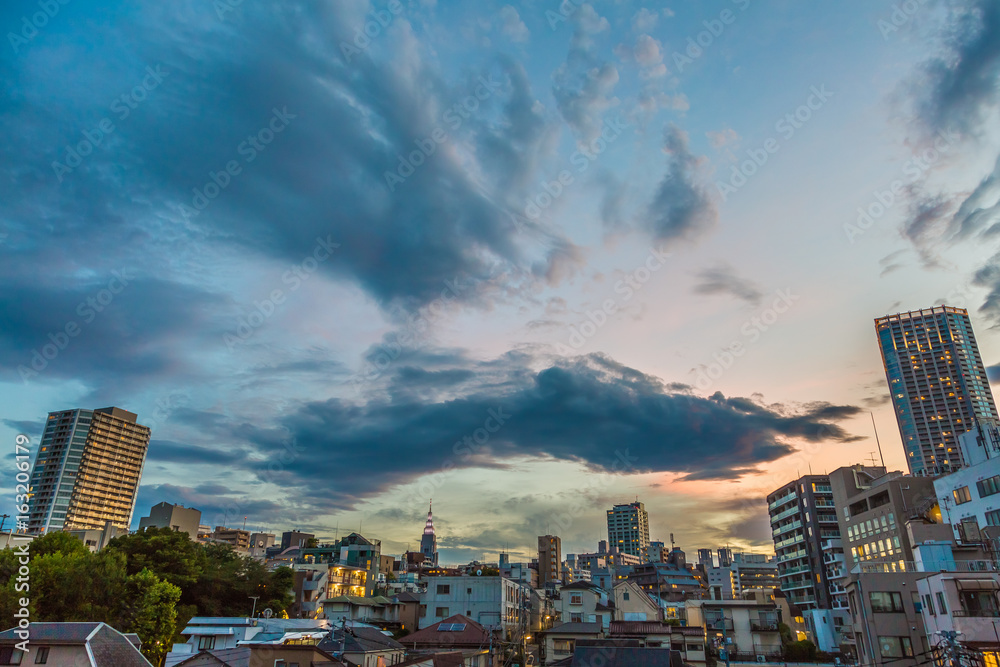 東京の空と高層ビル