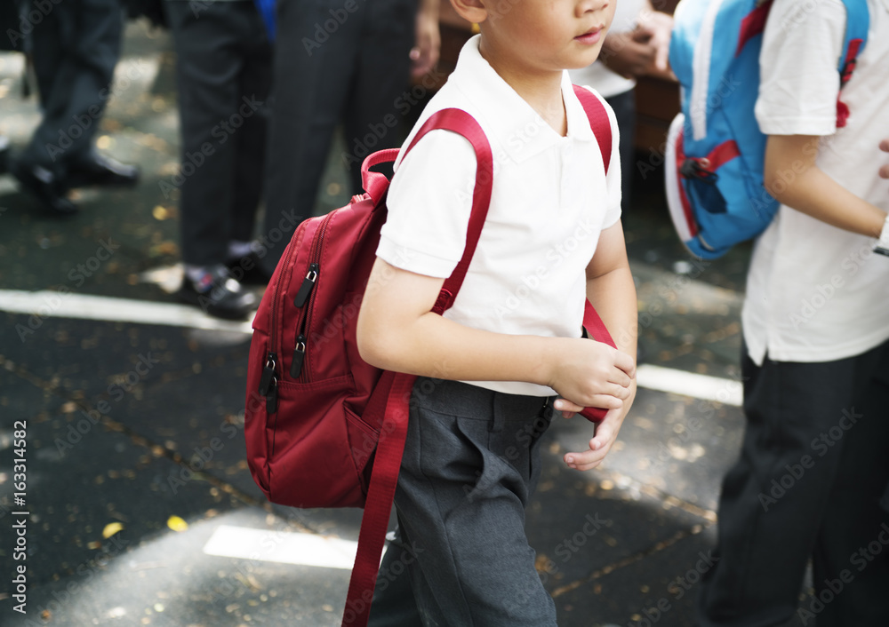 幼儿园学生穿过学校道路