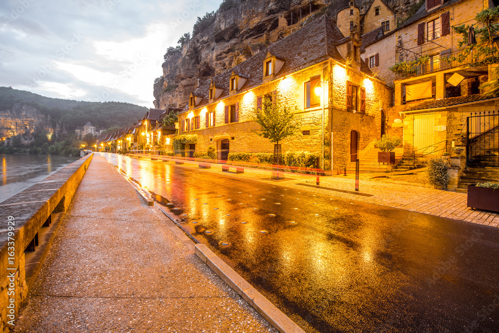 法国雨天，La Roque Gageac村的美丽街景