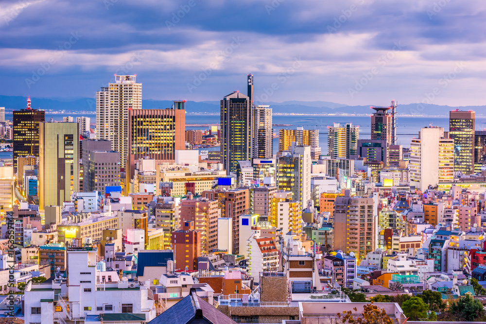 日本神户市三宫区的城市景观。