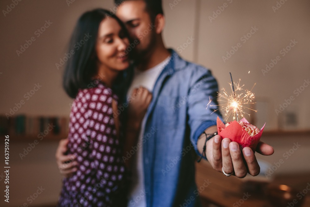 浪漫情侣用纸杯蛋糕庆祝结婚纪念日