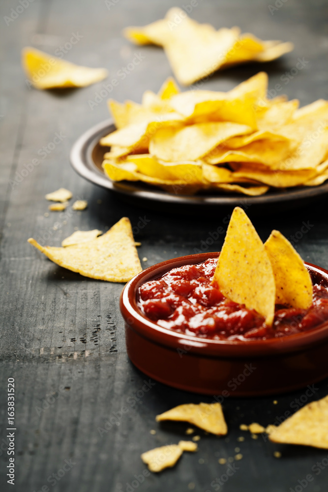 Nachos with salsa dip（带萨尔萨蘸酱的墨西哥玉米片）