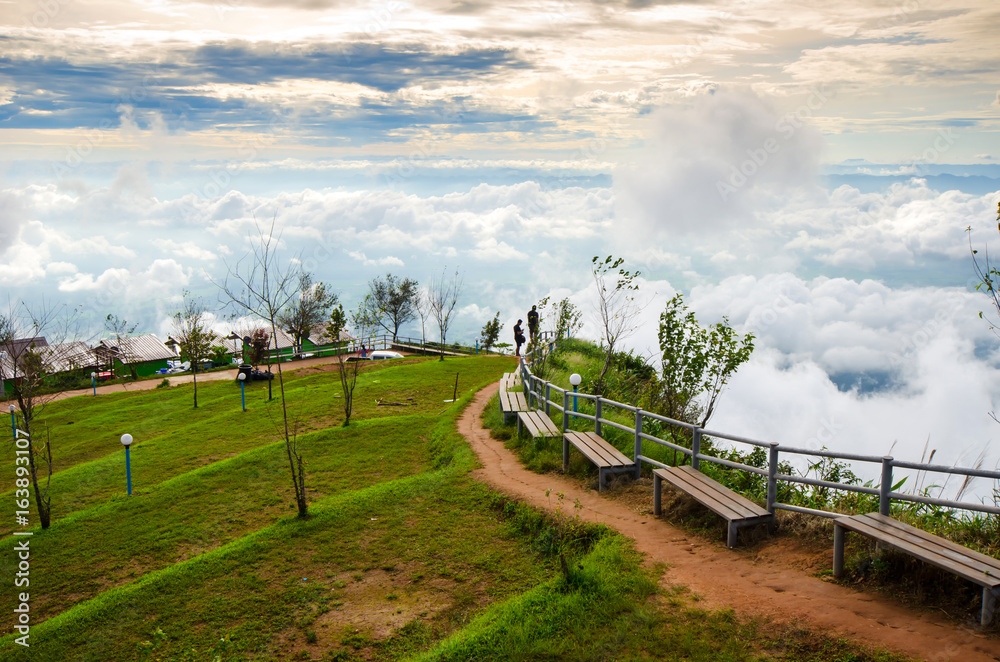 泰国的Phu Thap Boek。这是泰国美丽的薄雾。哪些是受欢迎的旅游景点