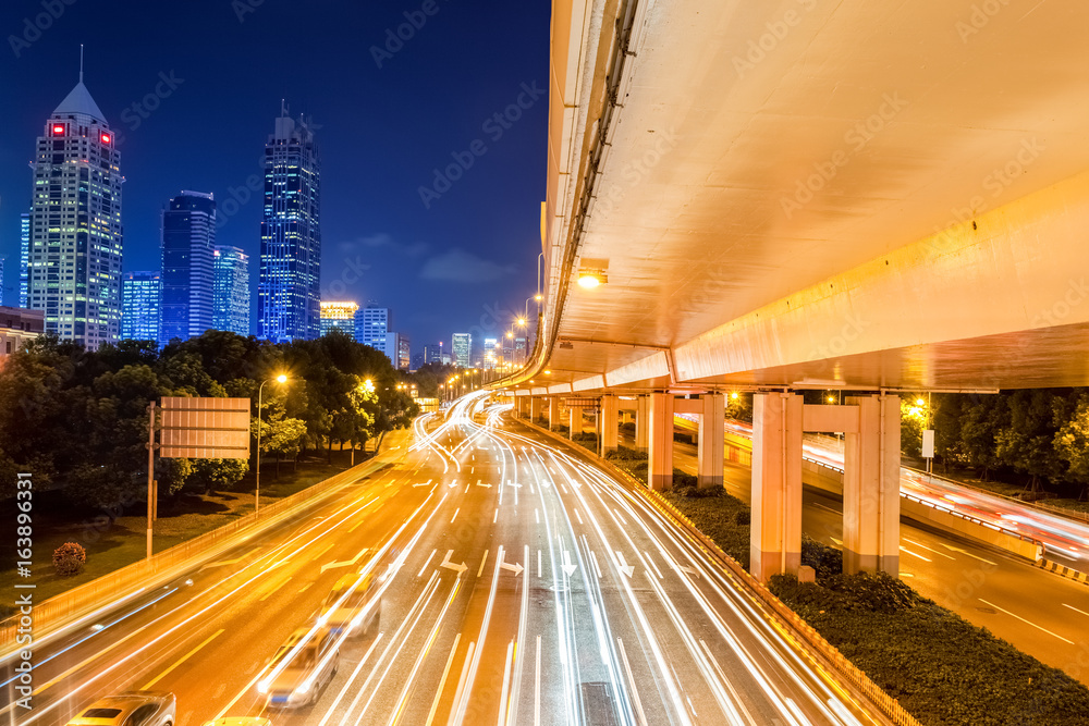 城市道路上的轻步道