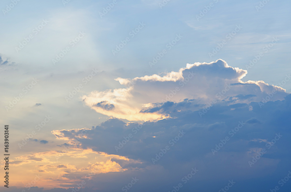 天空湛蓝，天空中有朵云，非常明亮。