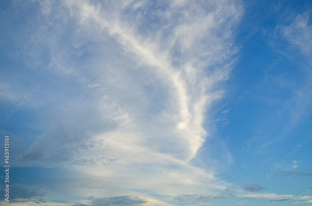 天空湛蓝，天空中有朵云，非常明亮。