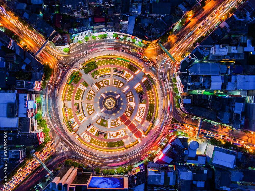 鸟瞰图，环岛公路，泰国城市中有停车场的高速公路。街道大美