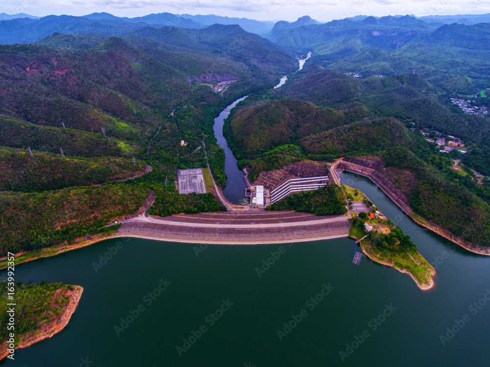 Srinakarin大坝蓄水公共部门是一座大坝，用于储存干旱期间使用的水