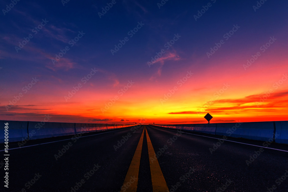 泰国道路上的傍晚阳光。道路是美丽的夜晚。美丽的夜空。