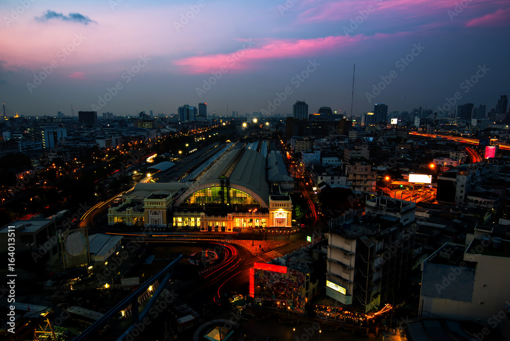 路上的车灯。还有夜晚的城市灯光。