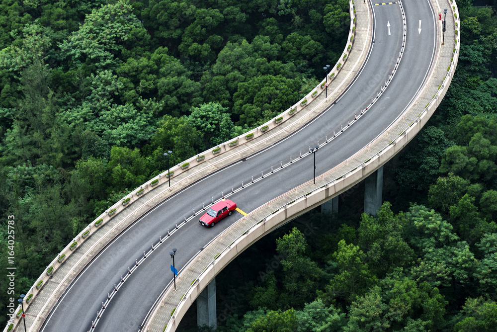 黄昏中的城市公路车辆