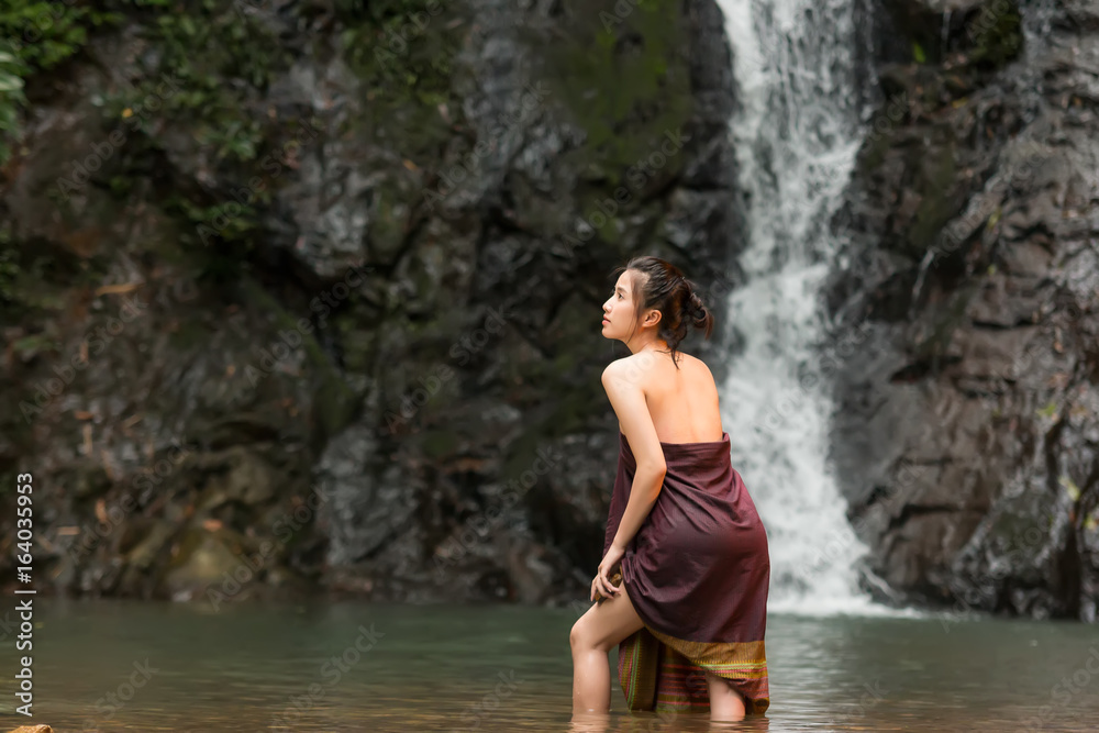 Daily life of rural women in Asia,Was bathing in a waterfall