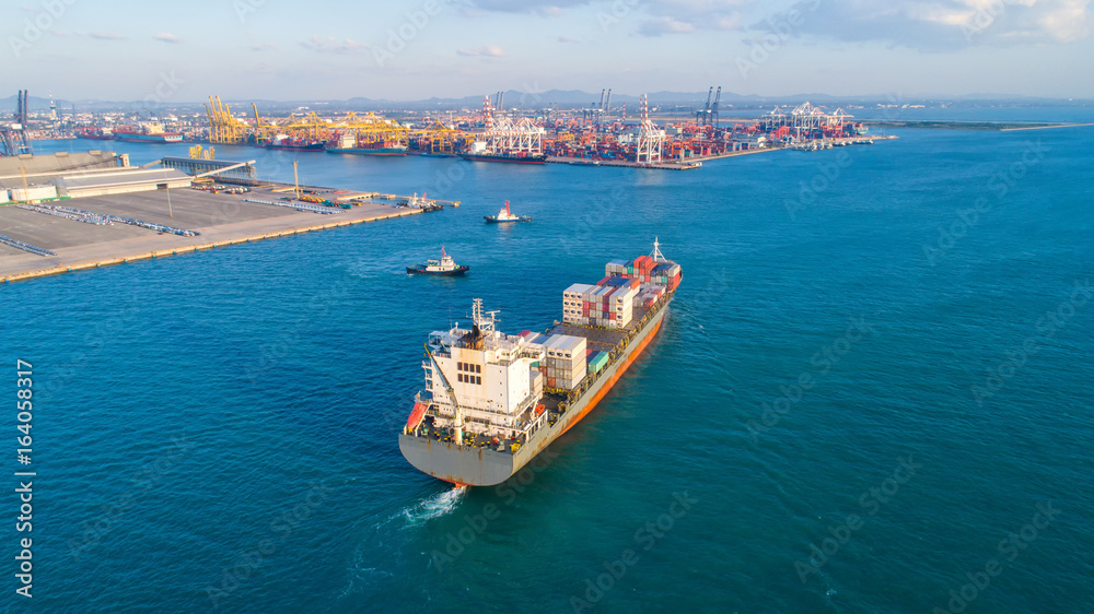 进出口和商务物流集装箱船。通过起重机，贸易港，Shipping.cargo to harbo