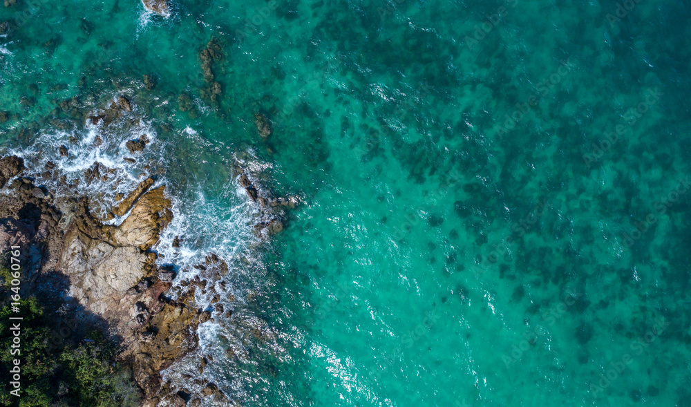 在海岛。鸟瞰图。俯视图。迷人的自然背景。水的颜色和美丽