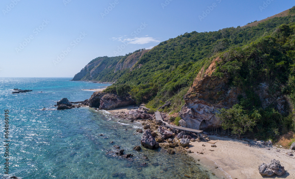 在海岛。鸟瞰图。俯视图。迷人的自然背景。水的颜色和美丽