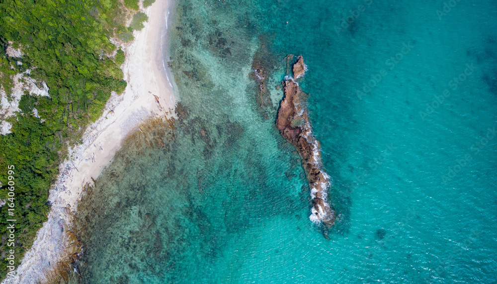 在海岛。鸟瞰图。俯视图。迷人的自然背景。水的颜色和美丽