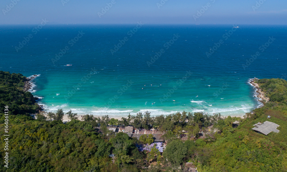 在海岛。鸟瞰图。俯视图。迷人的自然背景。水的颜色和美丽