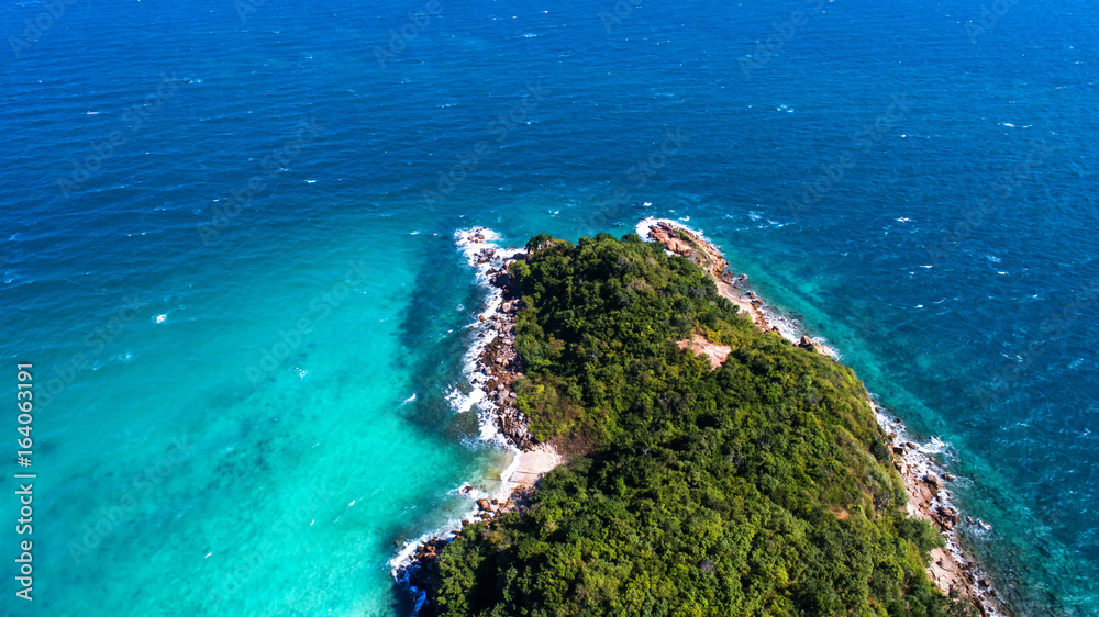 在海岛。鸟瞰图。俯视图。迷人的自然背景。水的颜色和美丽