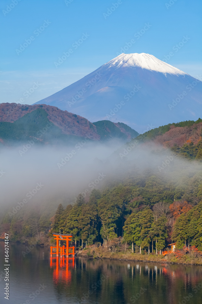 秋天早晨雾蒙蒙的富士山和阿什湖