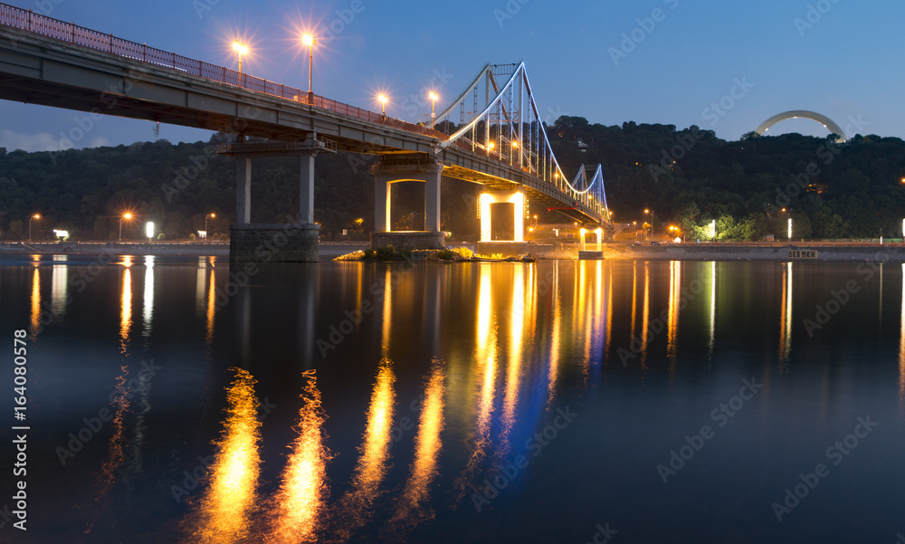 桥与夜堤，浪漫之地